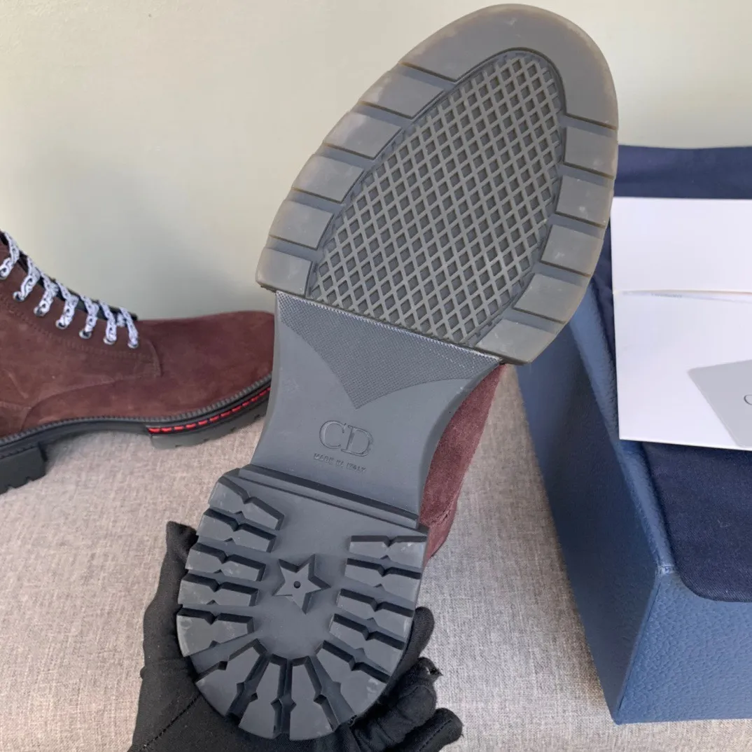 [DIOR] Top P: 1000💰 Number of yards: 39~44 (38.45 custom-made, non-refundable) Dior Dior~ Winter series, original 1:1 development Casual men's leather shoes Heavy investment, shoes and boots are made of imported cowhide + imported Dior special fabric Not easy to deform black cowhide lining Dior large hardware inlay Original TPU vacuum outsole, black cowhide Black open edge beads Military green suede Black suede Khaki suede leather is crafted by a large factory, and the perfect product is only prepared for you who know your taste! Any comparisons are welcome.